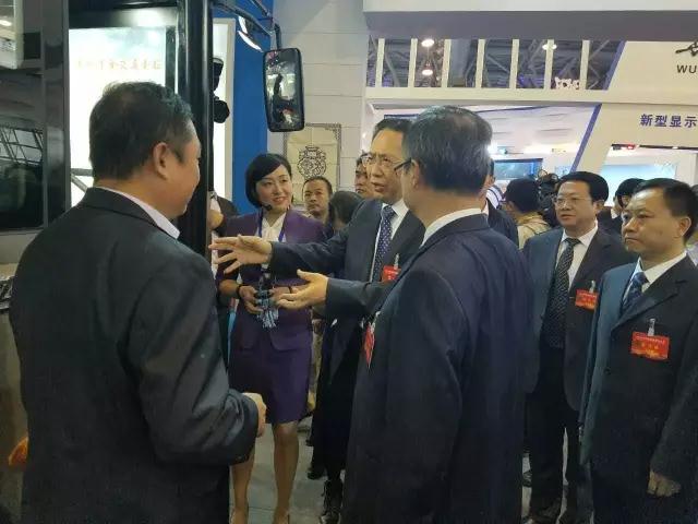安徽省委書記李錦斌，代省長李國英一行蒞臨躍迪集團旗下安達爾汽車展位參觀指導