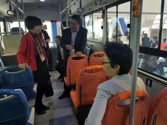 安徽省委書記李錦斌，代省長李國英一行蒞臨躍迪集團旗下安達爾汽車展位參觀指導