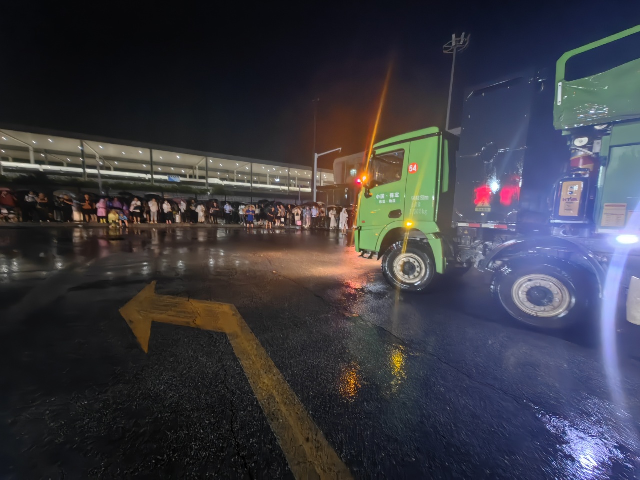 昨晚保定市強(qiáng)降暴雨丨躍迪汽車保定分公司，連夜出動(dòng)70臺(tái)新能源渣土車參與保定市救援工作