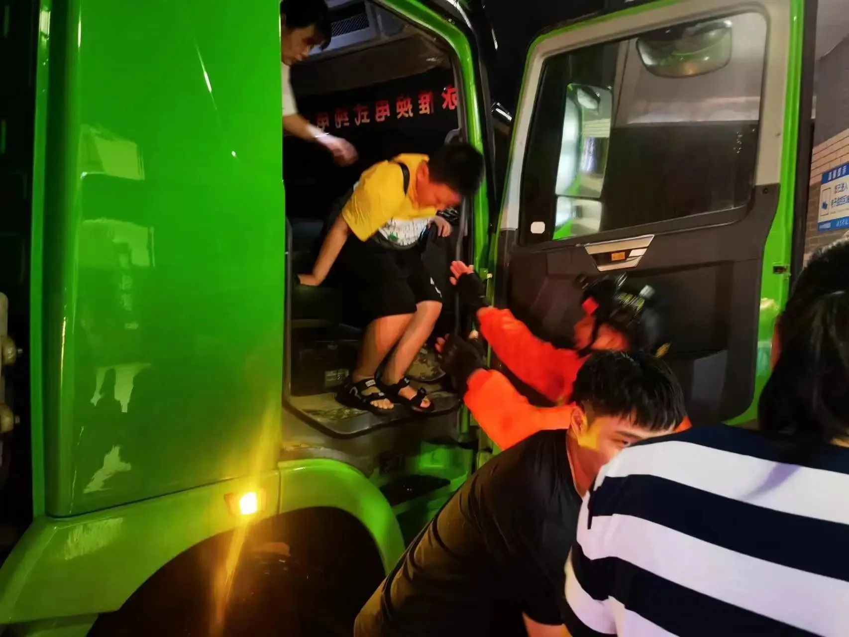 昨晚保定市強(qiáng)降暴雨丨躍迪汽車保定分公司，連夜出動(dòng)70臺(tái)新能源渣土車參與保定市救援工作