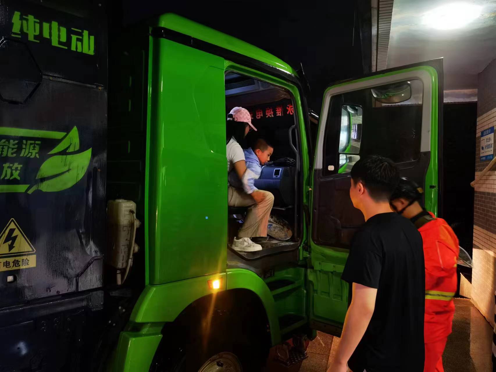 昨晚保定市強(qiáng)降暴雨丨躍迪汽車保定分公司，連夜出動(dòng)70臺(tái)新能源渣土車參與保定市救援工作