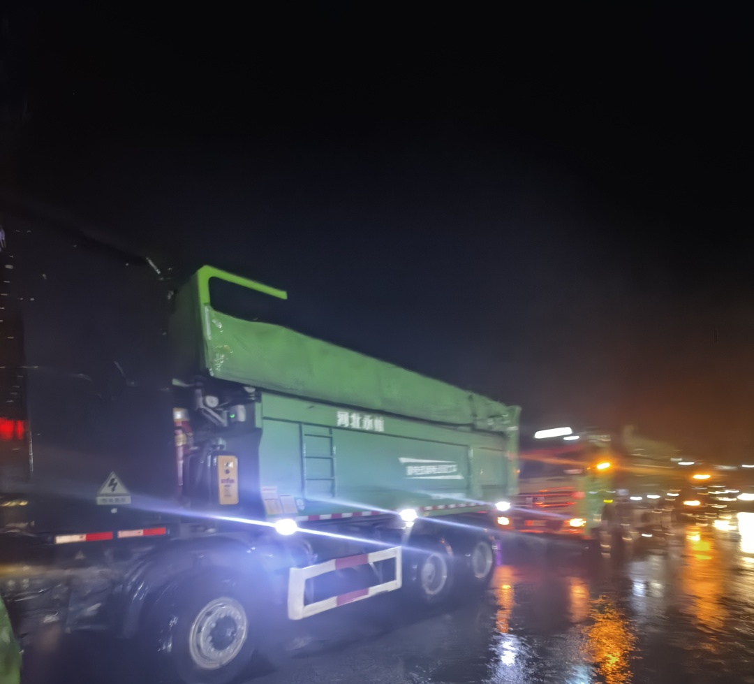 昨晚保定市強(qiáng)降暴雨丨躍迪汽車保定分公司，連夜出動(dòng)70臺(tái)新能源渣土車參與保定市救援工作