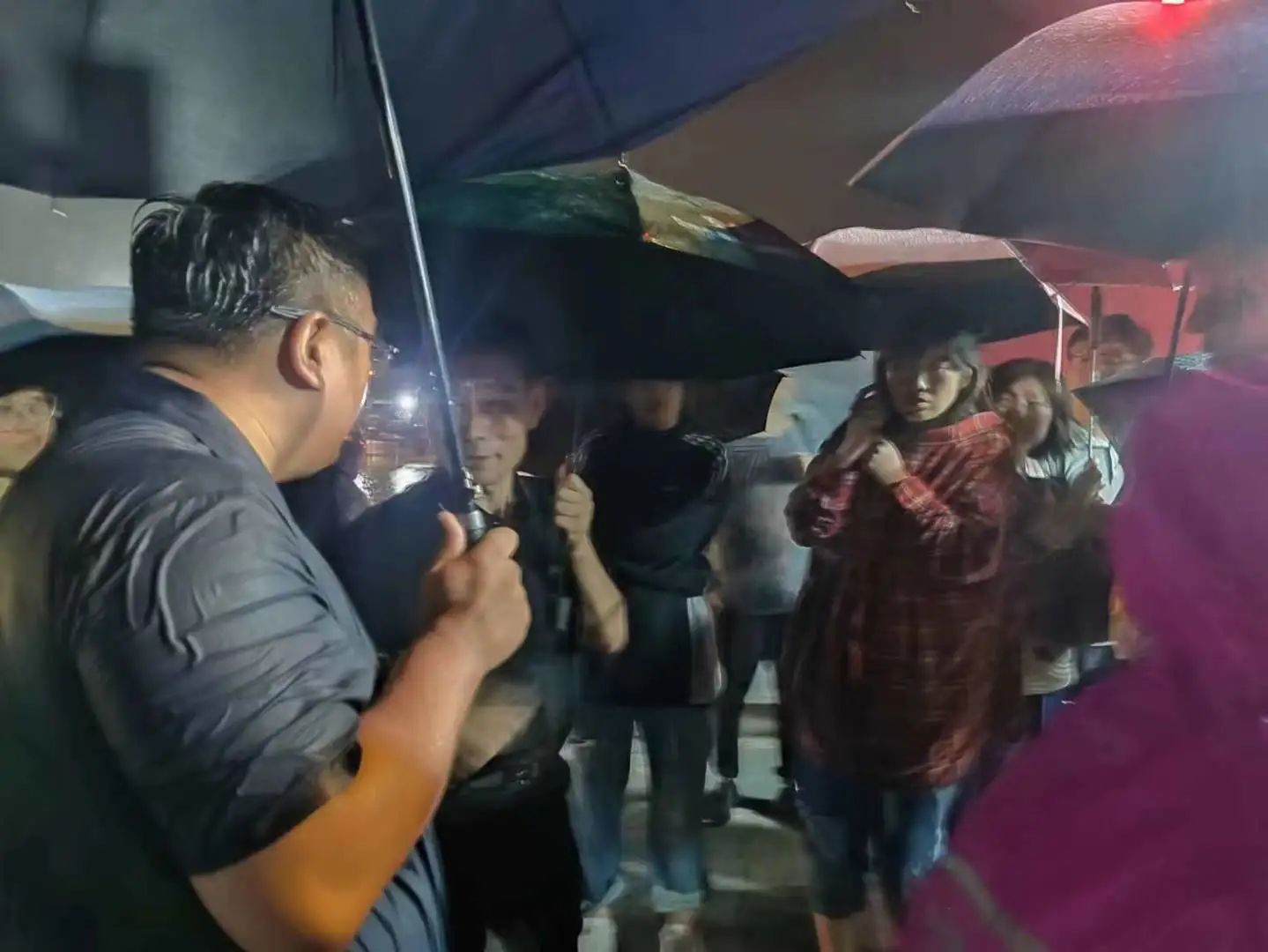 昨晚保定市強(qiáng)降暴雨丨躍迪汽車保定分公司，連夜出動(dòng)70臺(tái)新能源渣土車參與保定市救援工作