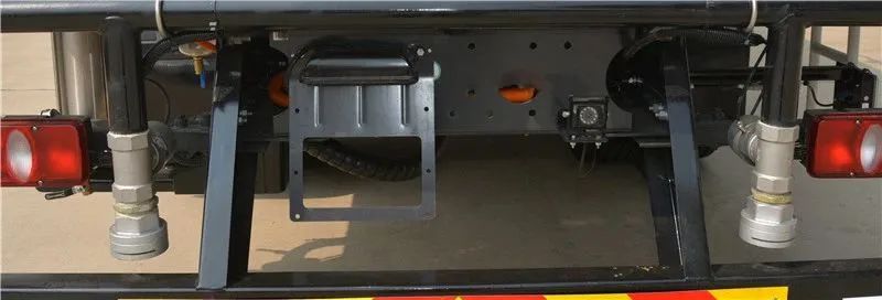 躍迪集團(tuán)新能源多功能抑塵車(chē)——低碳環(huán)保、降溫除塵