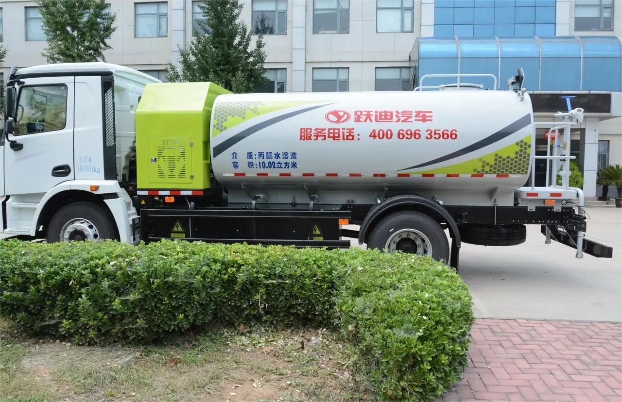 夏日降溫好幫手-躍迪集團(tuán)新能源灑水車、新能源綠化噴灑車發(fā)車