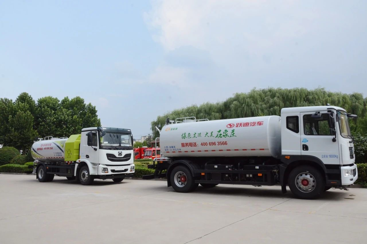 夏日降溫好幫手-躍迪集團(tuán)新能源灑水車、新能源綠化噴灑車發(fā)車