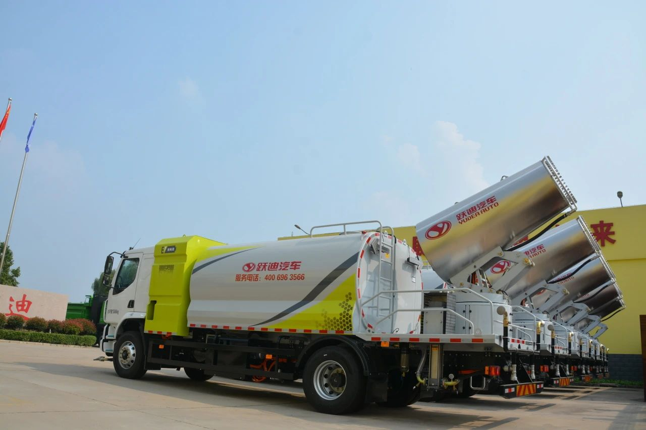 夏日降溫好幫手-躍迪集團(tuán)新能源灑水車、新能源綠化噴灑車發(fā)車