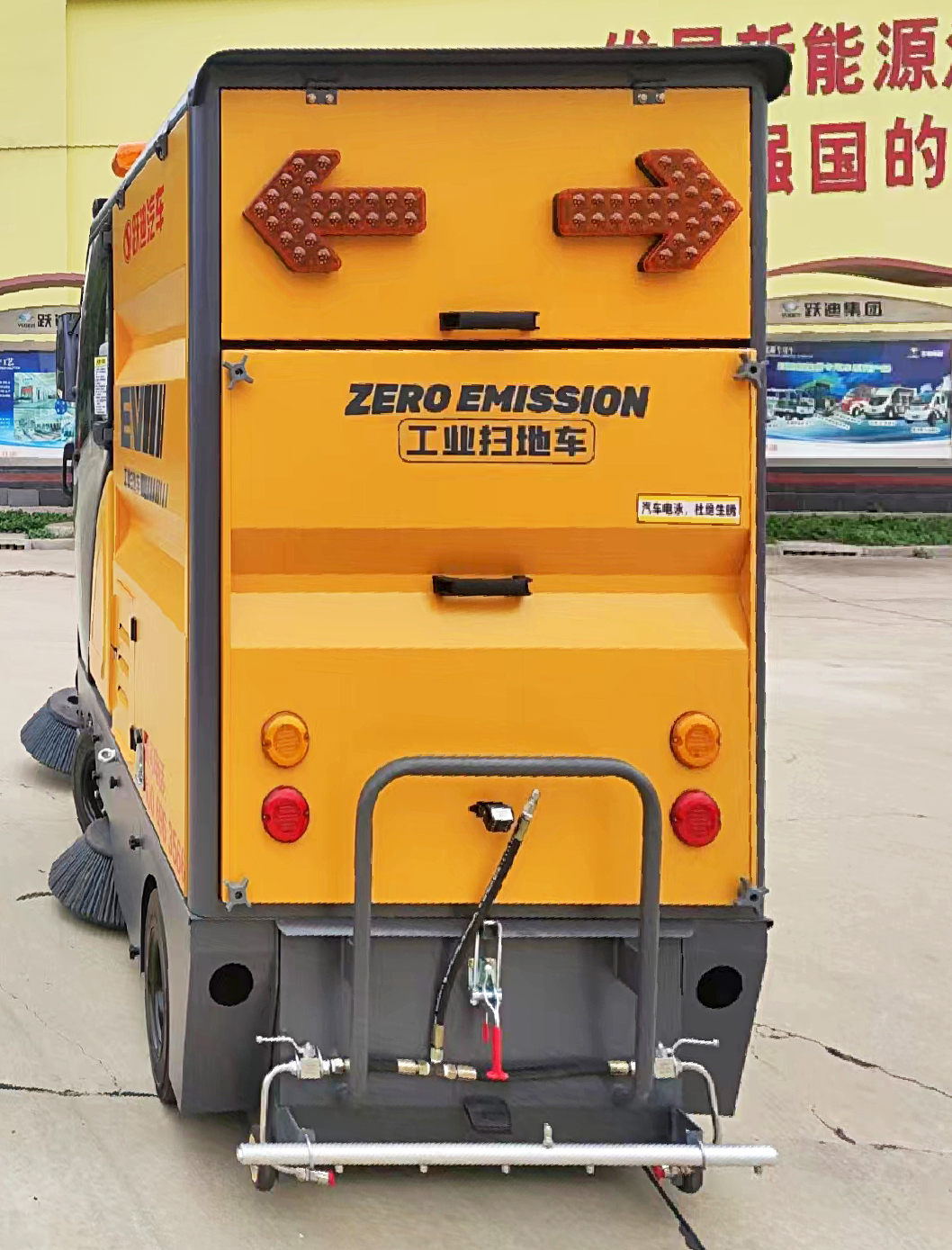 強(qiáng)力吸塵，高效清掃-躍迪小型清掃車