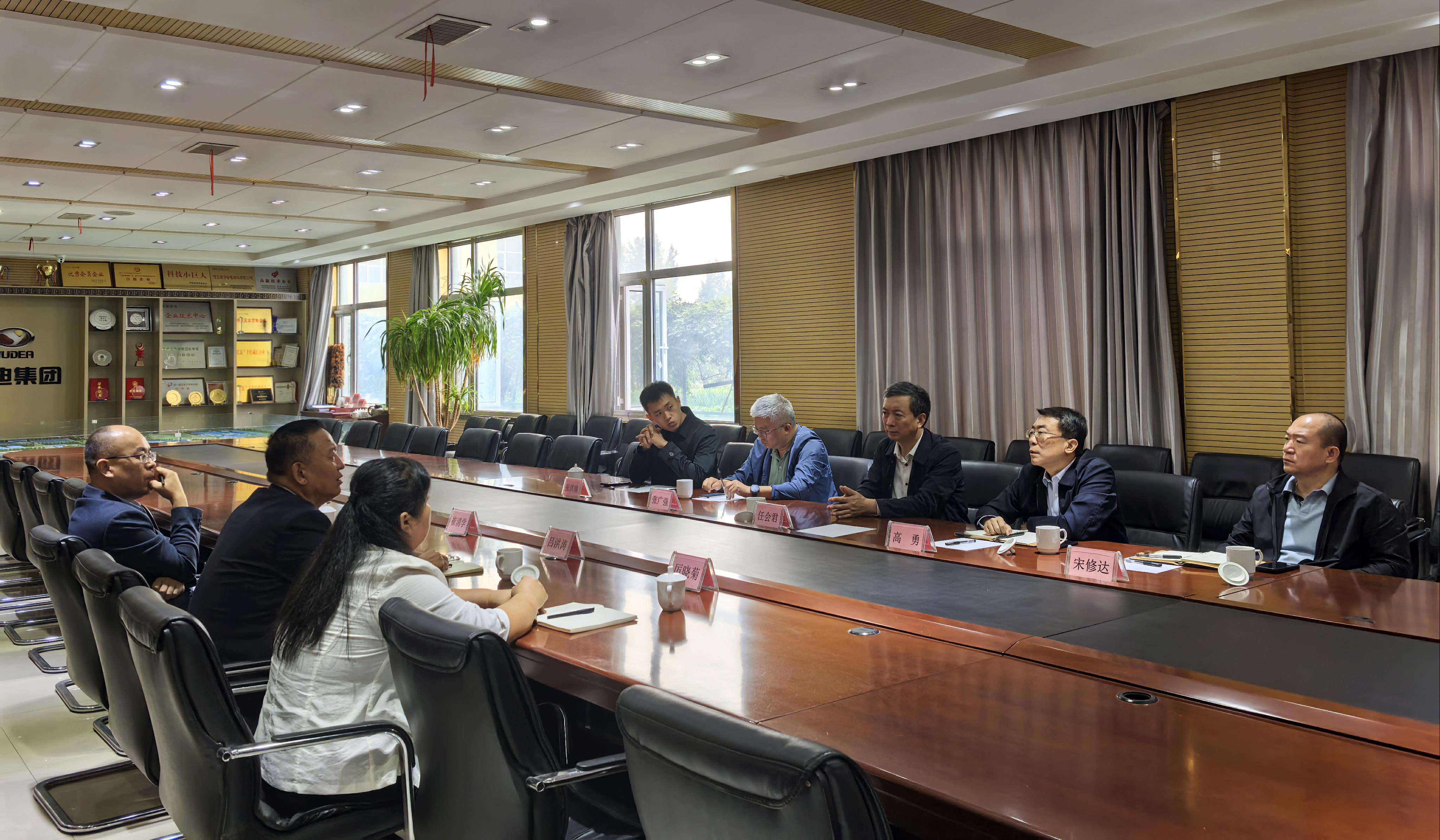 河北省商務(wù)廳副廳長任會君?一行到躍迪集團調(diào)研